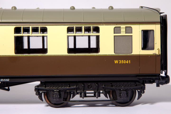 1:32 Scale BR Mk1 Coach Accucraft